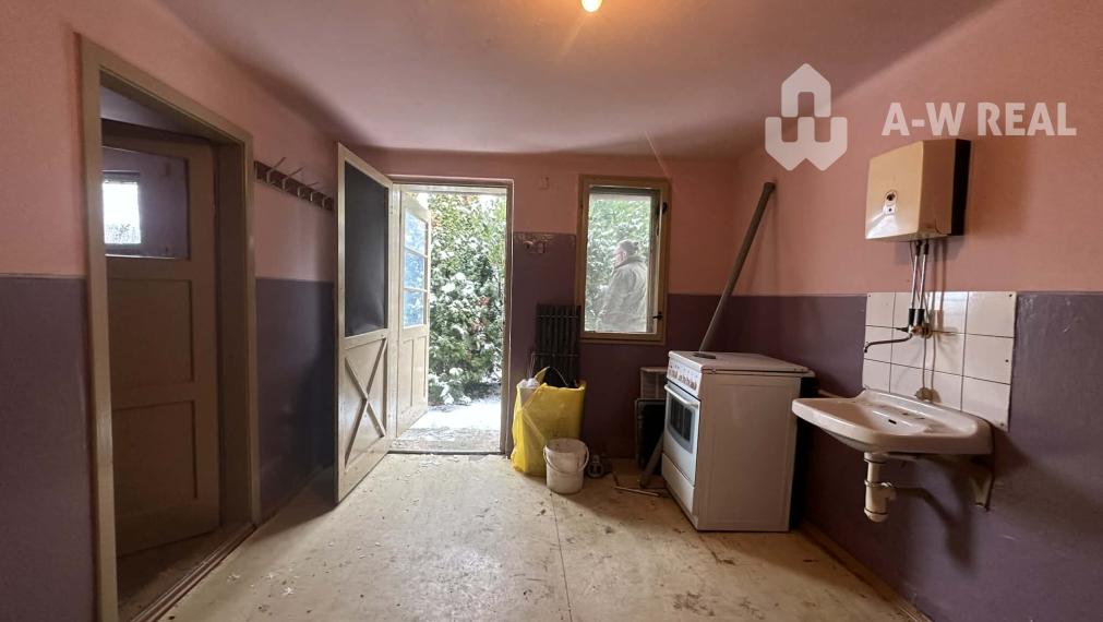 0918/197 701 Na predaj 2 generačný , 6 izbový poschodový dom s 2 samostatnými kuchyňami s veľkým pozemkom v obci Dolný Štál