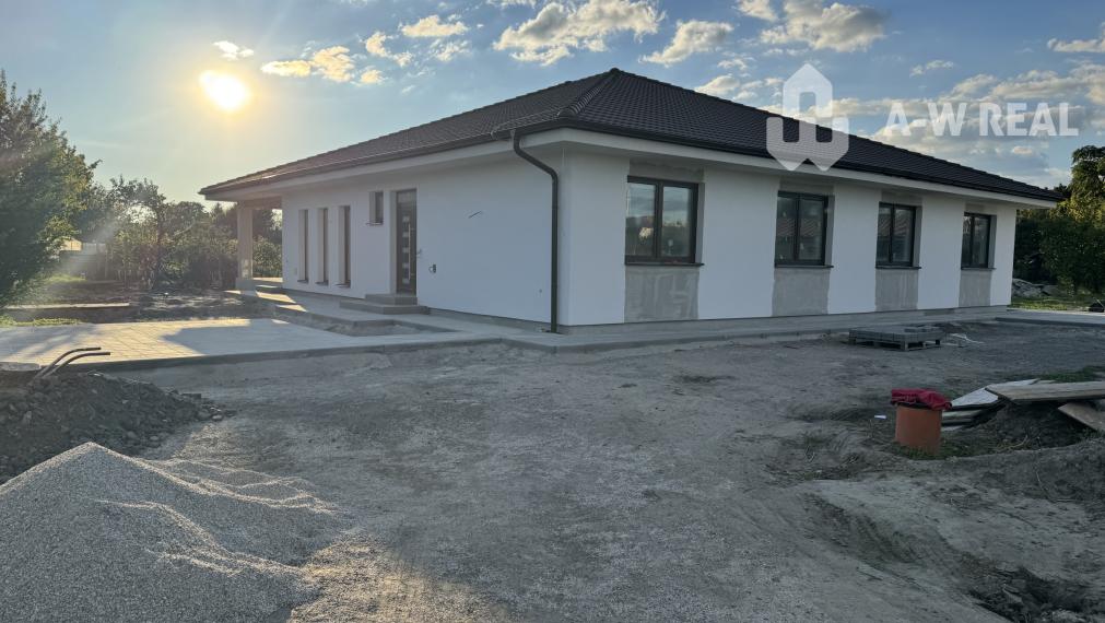 Aw-real ponúka na predaj 4izbovú bytovú jednotku (sucast dvojdomu )v štandarde vo Velkom Mederi