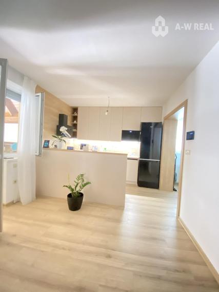 Predám priestranný  3 izbový  byt s veľkou terasou a možnosťou kúpy garáže v Dunajskej Strede alebo majiteľ je otvorený aj výmene za iný dom v okruhu 15 km od DS