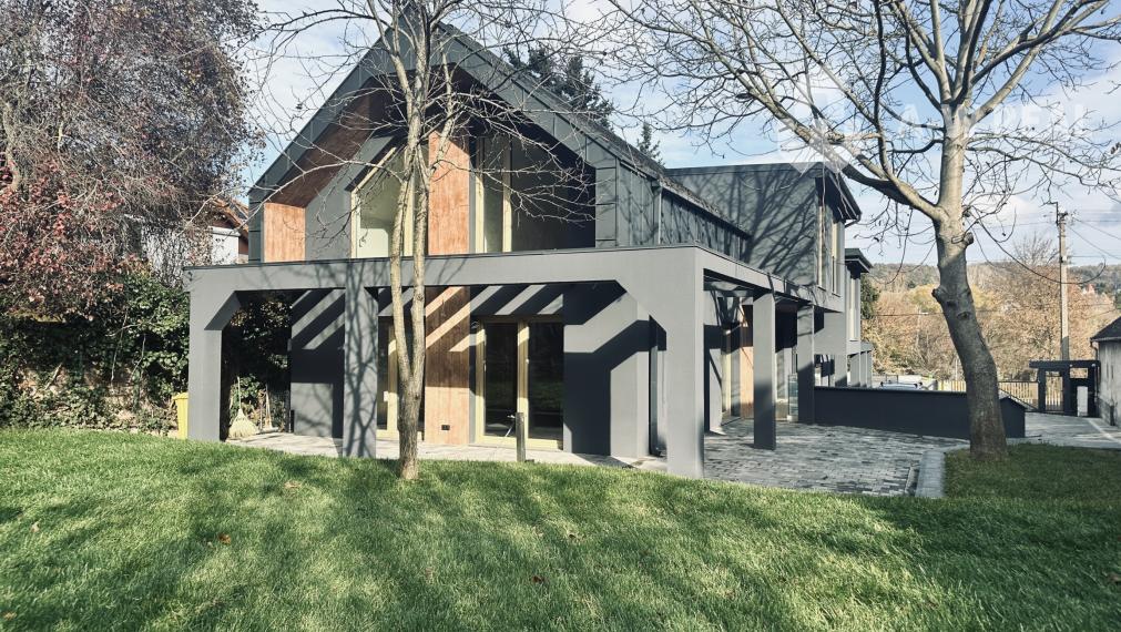 Predám modernú novostavbu polovice poschodového dvojdomu v II. obvode Budapešť, v pokojnej a vyhľadávanej lokalite Budaliget.