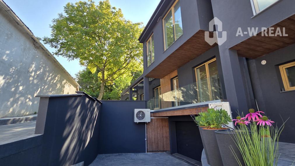 Predám modernú novostavbu polovice poschodového dvojdomu v II. obvode Budapešť, v pokojnej a vyhľadávanej lokalite Budaliget.