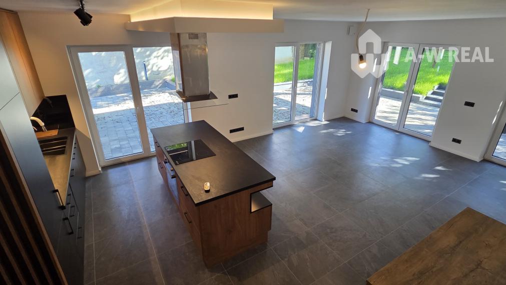 Predám modernú novostavbu polovice poschodového dvojdomu v II. obvode Budapešť, v pokojnej a vyhľadávanej lokalite Budaliget.