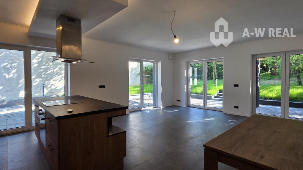 Predám modernú novostavbu polovice poschodového dvojdomu v II. obvode Budapešť, v pokojnej a vyhľadávanej lokalite Budaliget.