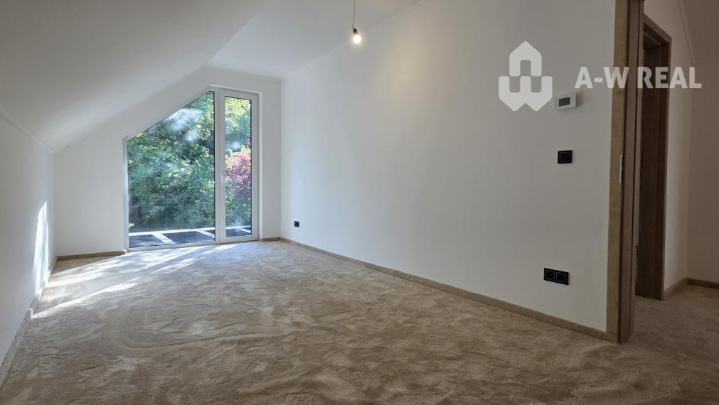 Predám modernú novostavbu polovice poschodového dvojdomu v II. obvode Budapešť, v pokojnej a vyhľadávanej lokalite Budaliget.