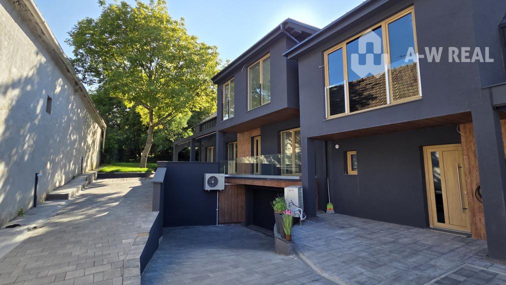 Predám modernú novostavbu polovice poschodového dvojdomu v II. obvode Budapešť, v pokojnej a vyhľadávanej lokalite Budaliget.