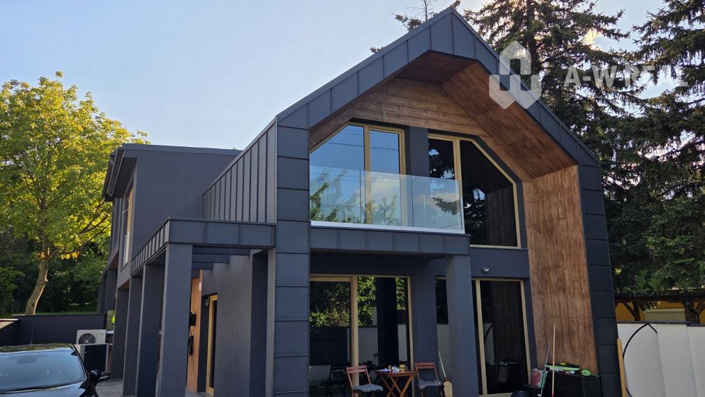 Predám modernú novostavbu polovice poschodového dvojdomu v II. obvode Budapešť, v pokojnej a vyhľadávanej lokalite Budaliget.