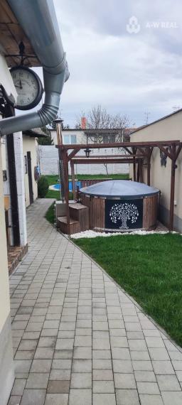 Kompletne zrekonštruovaný rodinný dom s wellness, bazénom a krásnou záhradou – Dolný Štál