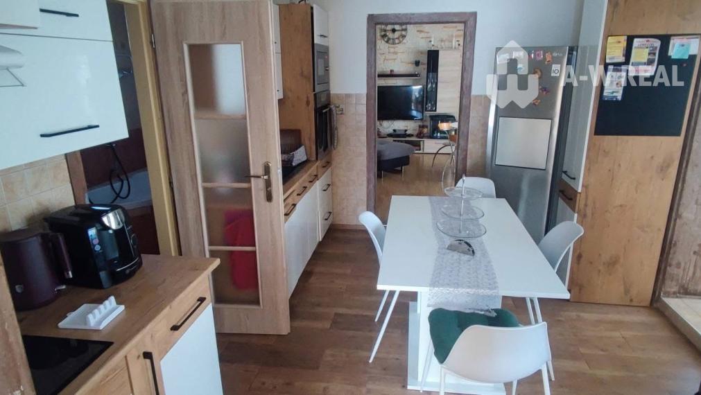 Kompletne zrekonštruovaný rodinný dom s wellness, bazénom a krásnou záhradou – Dolný Štál