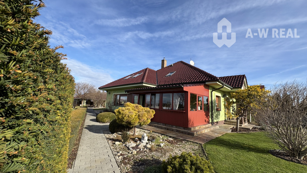 ☎️0917656551 📞Výnimočný, veľkometrážny  7-i rodinný dom s nádherným veľkorysým pozemkom + vedľajšie budovy: ZÁHRADNÝ DOM, DVOJGARÁŽ, ALTÁNOK s pivnicou a vŕtanou studňou v obci Dolný Bar