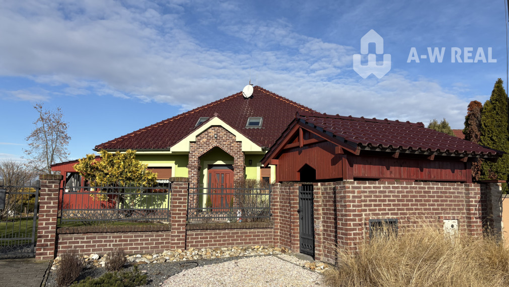 ☎️0917656551 📞Výnimočný, veľkometrážny  7-i rodinný dom s nádherným veľkorysým pozemkom + vedľajšie budovy: ZÁHRADNÝ DOM, DVOJGARÁŽ, ALTÁNOK s pivnicou a vŕtanou studňou v obci Dolný Bar