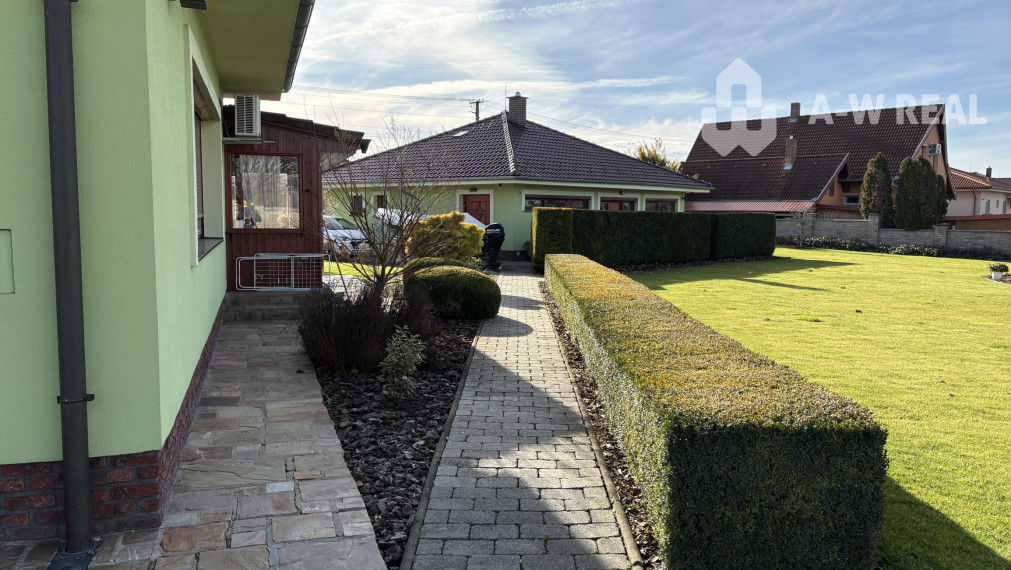 ☎️0917656551 📞Výnimočný, veľkometrážny  7-i rodinný dom s nádherným veľkorysým pozemkom + vedľajšie budovy: ZÁHRADNÝ DOM, DVOJGARÁŽ, ALTÁNOK s pivnicou a vŕtanou studňou v obci Dolný Bar