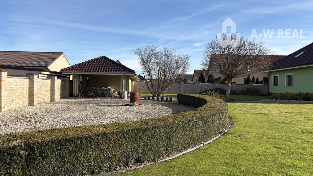 ☎️0917656551 📞Výnimočný, veľkometrážny  7-i rodinný dom s nádherným veľkorysým pozemkom + vedľajšie budovy: ZÁHRADNÝ DOM, DVOJGARÁŽ, ALTÁNOK s pivnicou a vŕtanou studňou v obci Dolný Bar