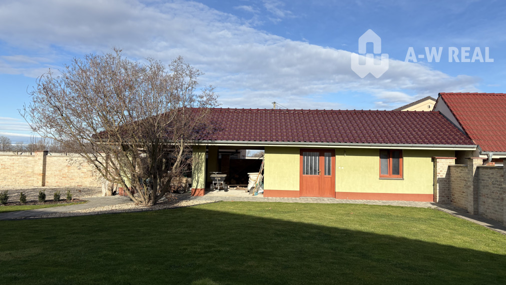 ☎️0917656551 📞Výnimočný, veľkometrážny  7-i rodinný dom s nádherným veľkorysým pozemkom + vedľajšie budovy: ZÁHRADNÝ DOM, DVOJGARÁŽ, ALTÁNOK s pivnicou a vŕtanou studňou v obci Dolný Bar