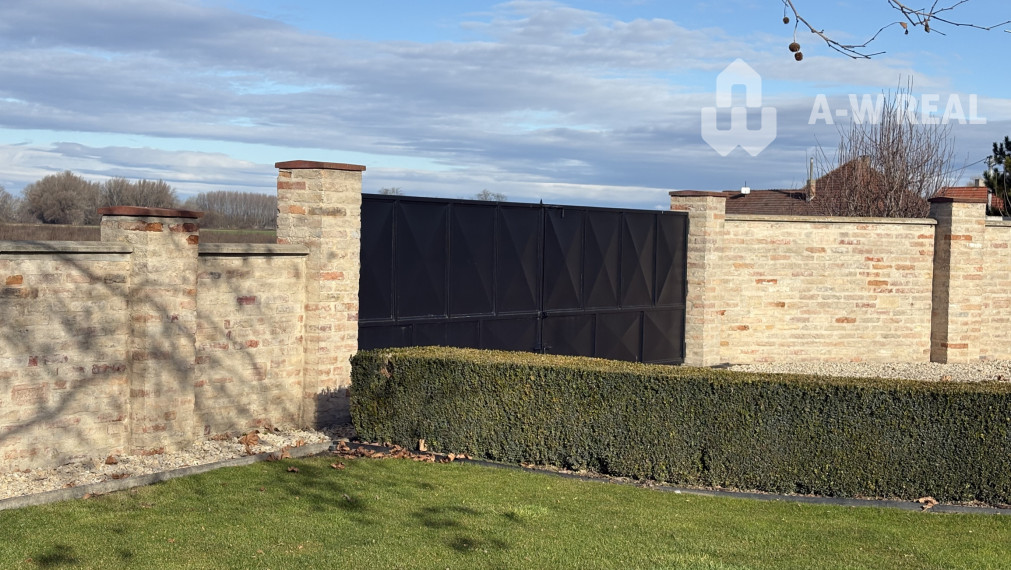 ☎️0917656551 📞Výnimočný, veľkometrážny  7-i rodinný dom s nádherným veľkorysým pozemkom + vedľajšie budovy: ZÁHRADNÝ DOM, DVOJGARÁŽ, ALTÁNOK s pivnicou a vŕtanou studňou v obci Dolný Bar