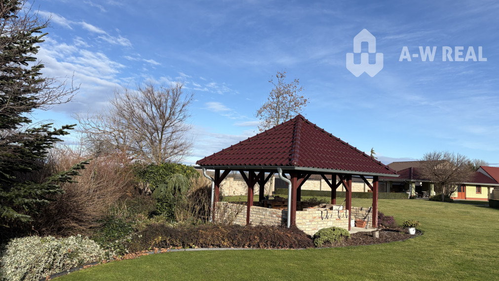 ☎️0917656551 📞Výnimočný, veľkometrážny  7-i rodinný dom s nádherným veľkorysým pozemkom + vedľajšie budovy: ZÁHRADNÝ DOM, DVOJGARÁŽ, ALTÁNOK s pivnicou a vŕtanou studňou v obci Dolný Bar