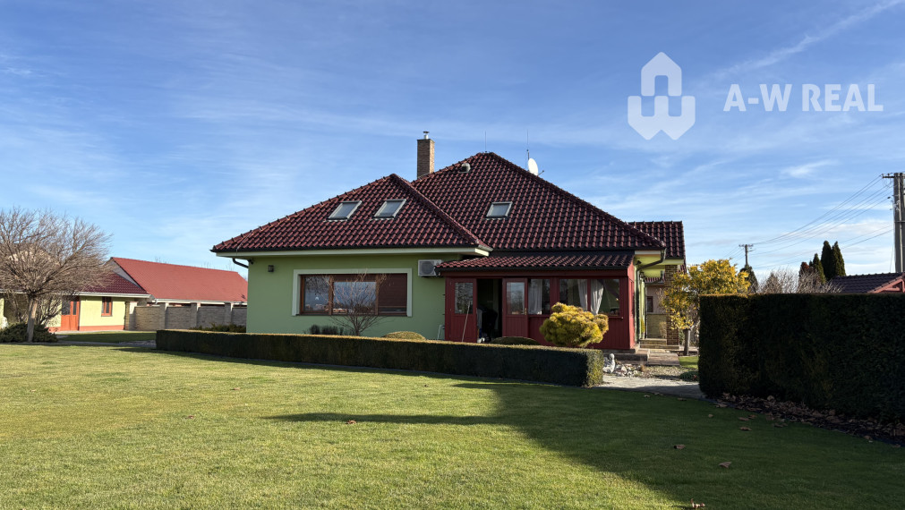 ☎️0917656551 📞Výnimočný, veľkometrážny  7-i rodinný dom s nádherným veľkorysým pozemkom + vedľajšie budovy: ZÁHRADNÝ DOM, DVOJGARÁŽ, ALTÁNOK s pivnicou a vŕtanou studňou v obci Dolný Bar