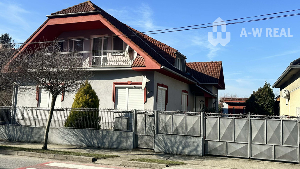 ☎️ 0918/197 701 Na predaj 2 generačný , 6 izbový poschodový dom s 2 samostatnými kuchyňami s veľkým pozemkom v obci Dolný Štál