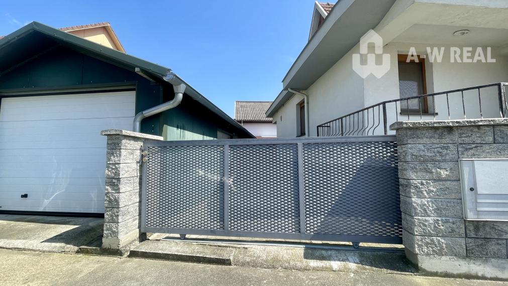 VKUSNÝ 4-IZBOVÝ RODINNÝ DOM S GARÁŽOU NA PREDAJ V OBCI TOPOĽNÍKY