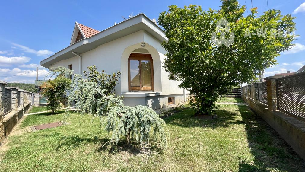 VKUSNÝ 4-IZBOVÝ RODINNÝ DOM S GARÁŽOU NA PREDAJ V OBCI TOPOĽNÍKY