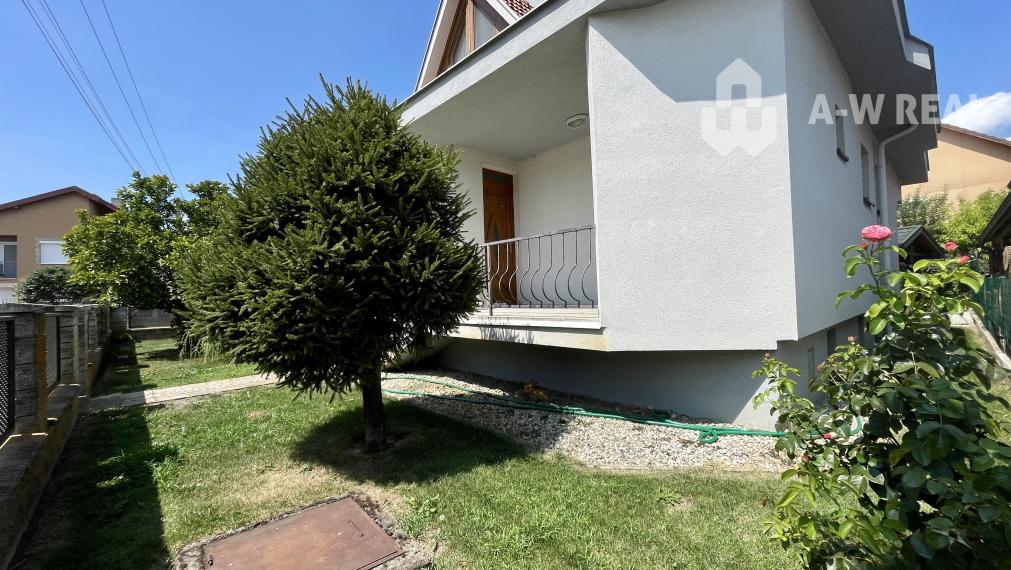 VKUSNÝ 4-IZBOVÝ RODINNÝ DOM S GARÁŽOU NA PREDAJ V OBCI TOPOĽNÍKY