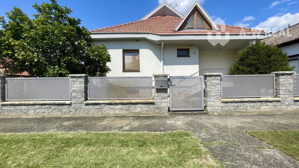 VKUSNÝ 4-IZBOVÝ RODINNÝ DOM S GARÁŽOU NA PREDAJ V OBCI TOPOĽNÍKY