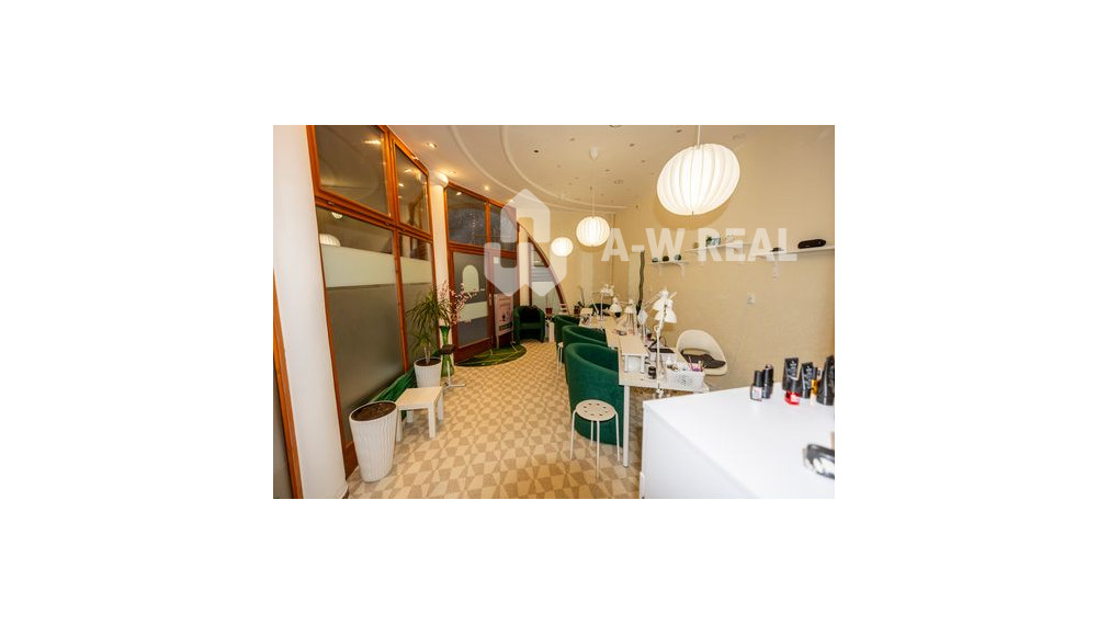 Od 1.4.2026 Prenájom: Obchodný priestor s výkladom na pešej zóne v Dunajskej Strede! Cena nájmu: 450 €/mesiac