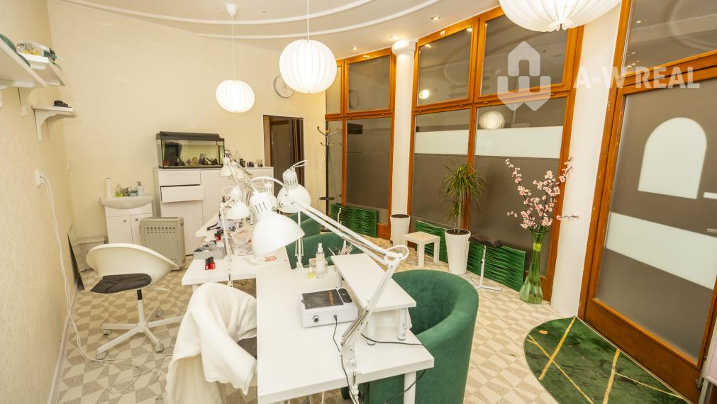 ☎️0918197701  Na prenájom 0obchodný priestor s priamym vstupom z ulice s výkladom na pešej zóne v Dunajskej Strede