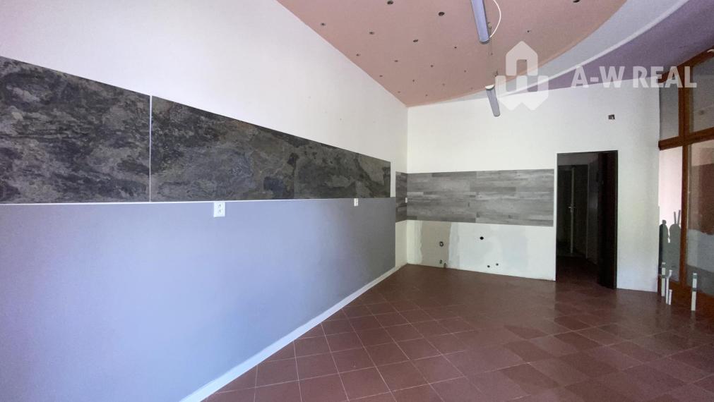 ☎️0918197701  Na prenájom 0obchodný priestor s priamym vstupom z ulice s výkladom na pešej zóne v Dunajskej Strede