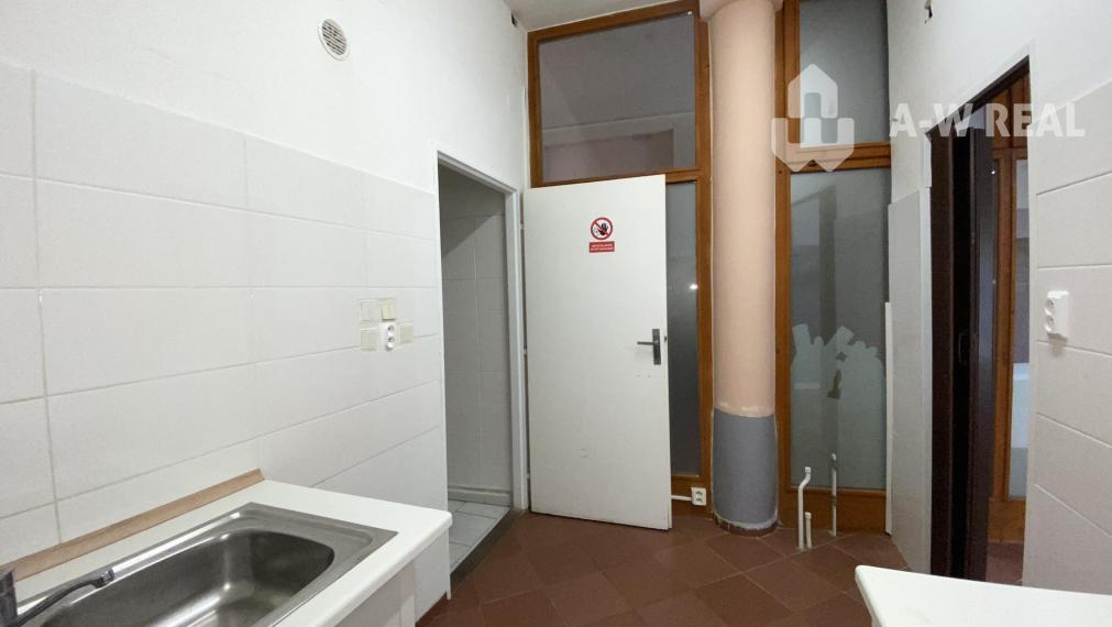 ☎️0918197701  Na prenájom 0obchodný priestor s priamym vstupom z ulice s výkladom na pešej zóne v Dunajskej Strede