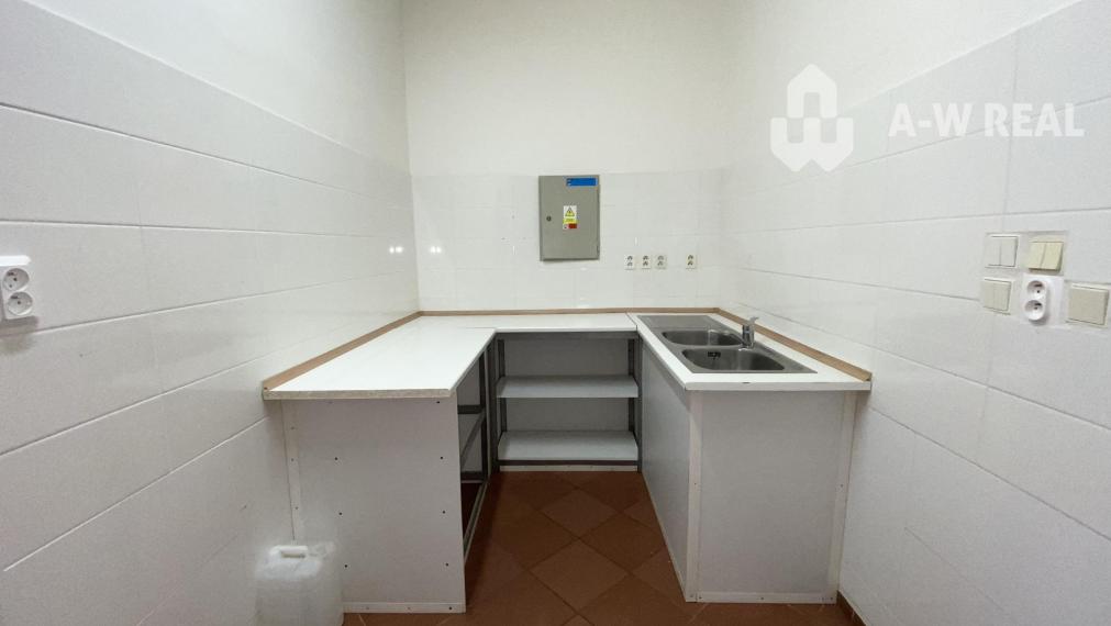 ☎️0918197701  Na prenájom 0obchodný priestor s priamym vstupom z ulice s výkladom na pešej zóne v Dunajskej Strede