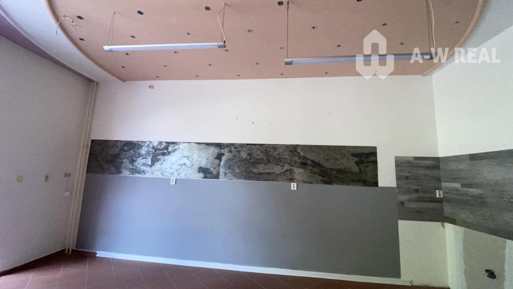 ☎️0918197701  Na prenájom 0obchodný priestor s priamym vstupom z ulice s výkladom na pešej zóne v Dunajskej Strede