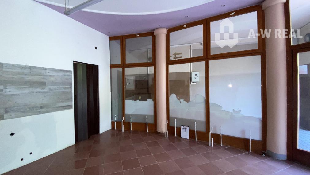 ☎️0918197701  Na prenájom 0obchodný priestor s priamym vstupom z ulice s výkladom na pešej zóne v Dunajskej Strede