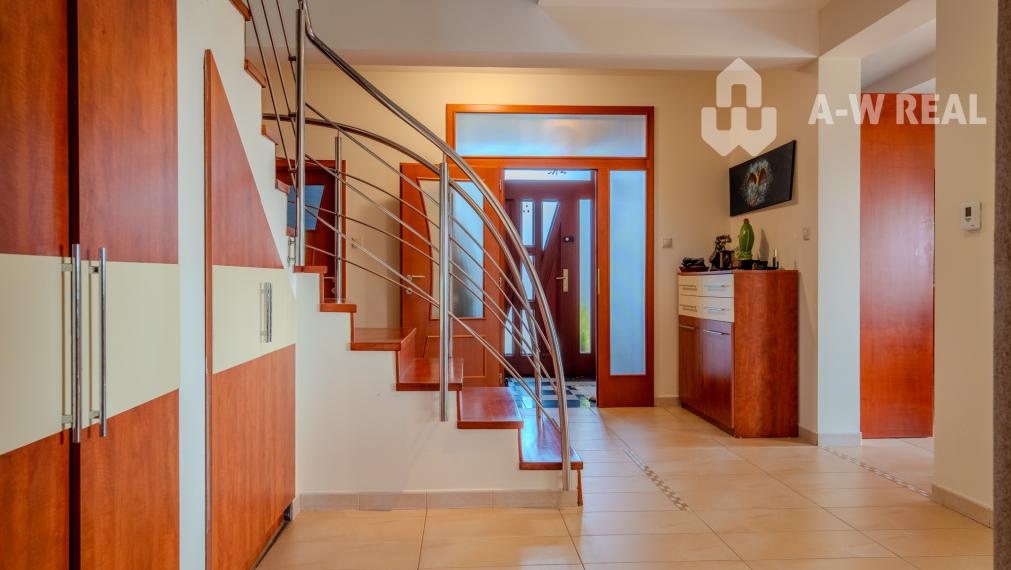 ☎️0917656551 📞Výnimočný, veľkometrážny  7-i rodinný dom s nádherným veľkorysým pozemkom + vedľajšie budovy: ZÁHRADNÝ DOM, DVOJGARÁŽ, ALTÁNOK s pivnicou a vŕtanou studňou v obci Dolný Bar