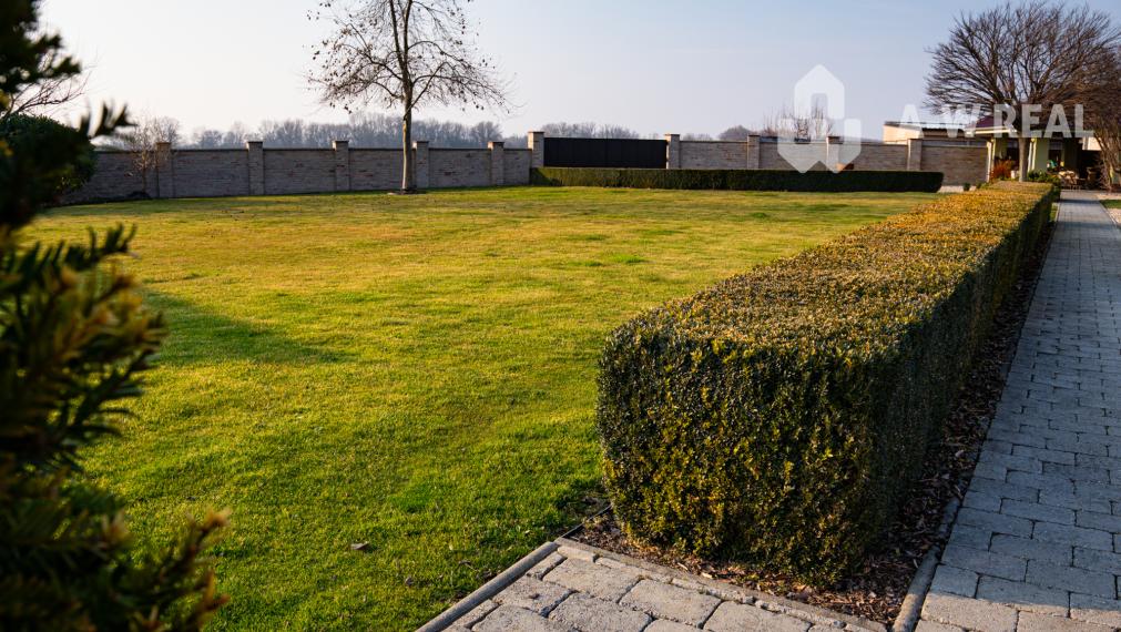 ☎️0917656551 📞Výnimočný, veľkometrážny  7-i rodinný dom s nádherným veľkorysým pozemkom + vedľajšie budovy: ZÁHRADNÝ DOM, DVOJGARÁŽ, ALTÁNOK s pivnicou a vŕtanou studňou v obci Dolný Bar