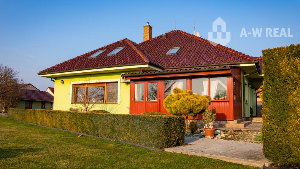 ☎️0917656551 📞Výnimočný, veľkometrážny  7-i rodinný dom s nádherným veľkorysým pozemkom + vedľajšie budovy: ZÁHRADNÝ DOM, DVOJGARÁŽ, ALTÁNOK s pivnicou a vŕtanou studňou v obci Dolný Bar