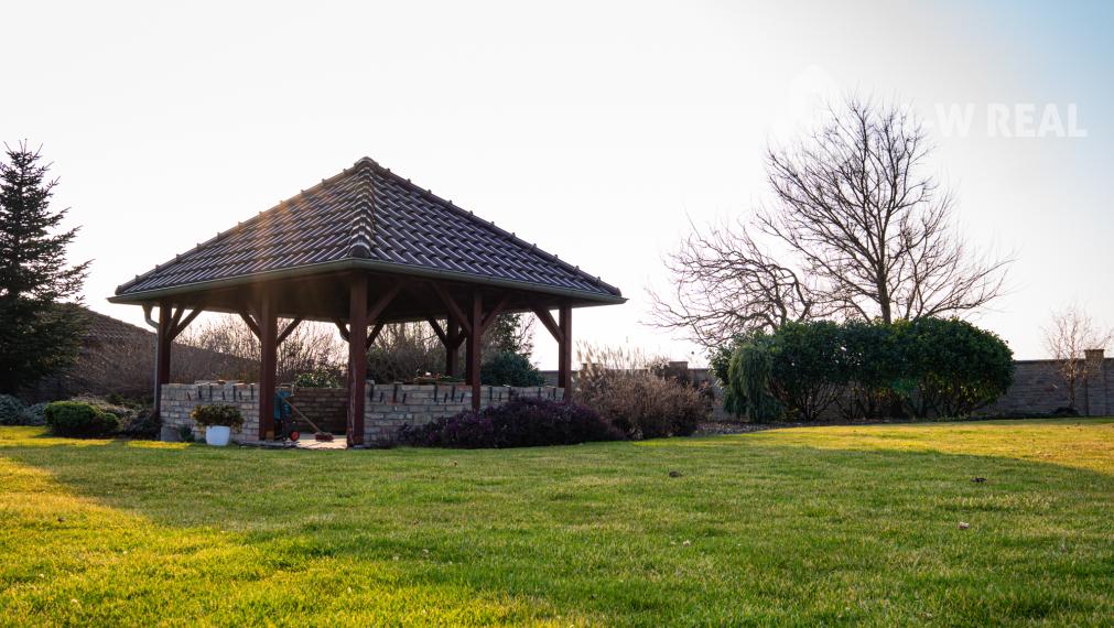 ☎️0917656551 📞Výnimočný, veľkometrážny  7-i rodinný dom s nádherným veľkorysým pozemkom + vedľajšie budovy: ZÁHRADNÝ DOM, DVOJGARÁŽ, ALTÁNOK s pivnicou a vŕtanou studňou v obci Dolný Bar