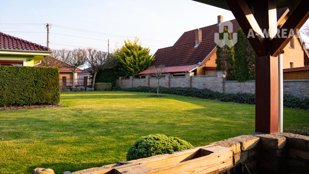 ☎️0917656551 📞Výnimočný, veľkometrážny  7-i rodinný dom s nádherným veľkorysým pozemkom + vedľajšie budovy: ZÁHRADNÝ DOM, DVOJGARÁŽ, ALTÁNOK s pivnicou a vŕtanou studňou v obci Dolný Bar