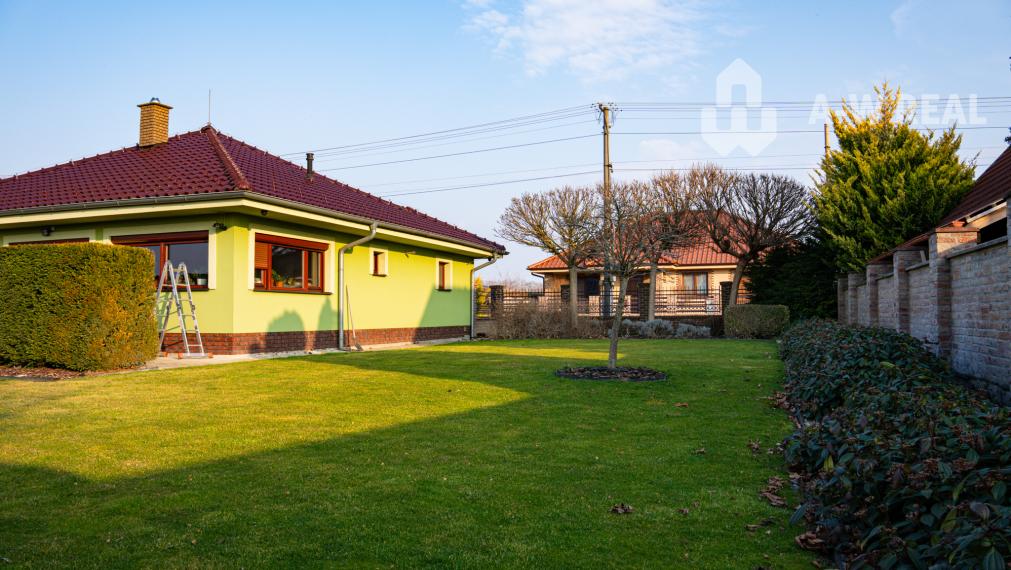 ☎️0917656551 📞Výnimočný, veľkometrážny  7-i rodinný dom s nádherným veľkorysým pozemkom + vedľajšie budovy: ZÁHRADNÝ DOM, DVOJGARÁŽ, ALTÁNOK s pivnicou a vŕtanou studňou v obci Dolný Bar