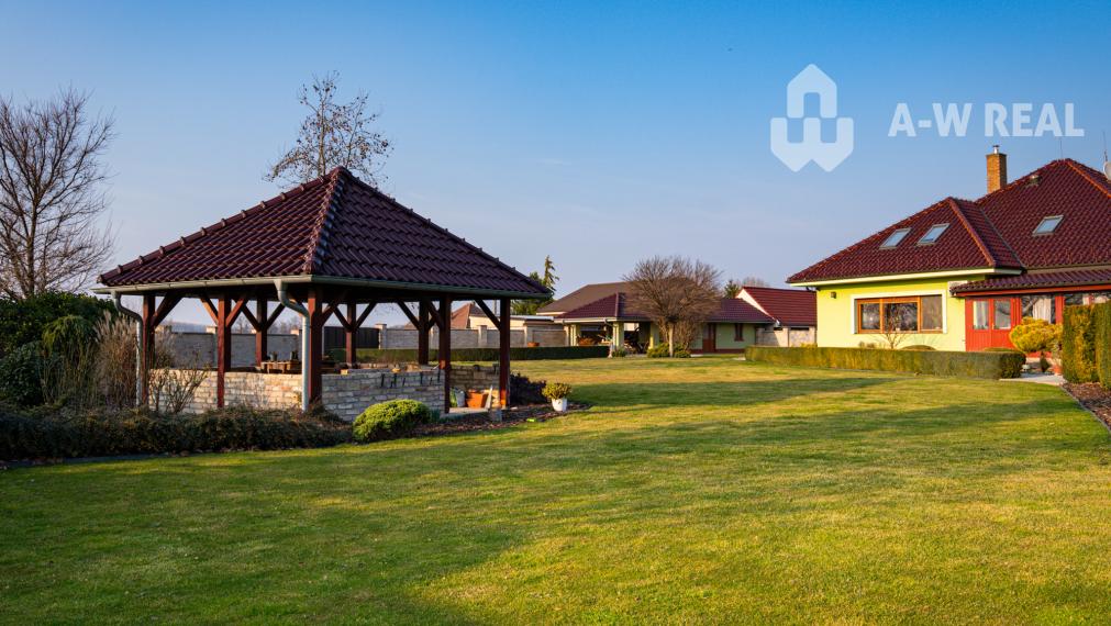 ☎️0917656551 📞Výnimočný, veľkometrážny  7-i rodinný dom s nádherným veľkorysým pozemkom + vedľajšie budovy: ZÁHRADNÝ DOM, DVOJGARÁŽ, ALTÁNOK s pivnicou a vŕtanou studňou v obci Dolný Bar