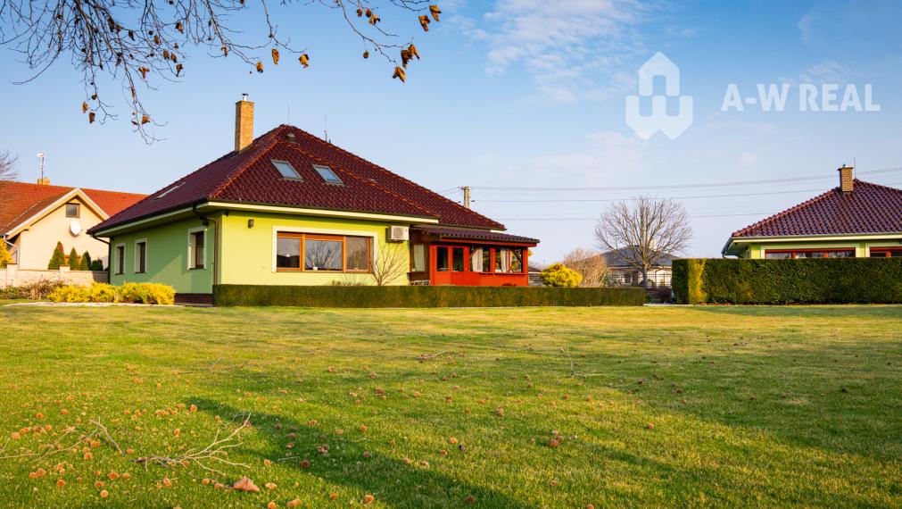 ☎️0917656551 📞Výnimočný, veľkometrážny  7-i rodinný dom s nádherným veľkorysým pozemkom + vedľajšie budovy: ZÁHRADNÝ DOM, DVOJGARÁŽ, ALTÁNOK s pivnicou a vŕtanou studňou v obci Dolný Bar