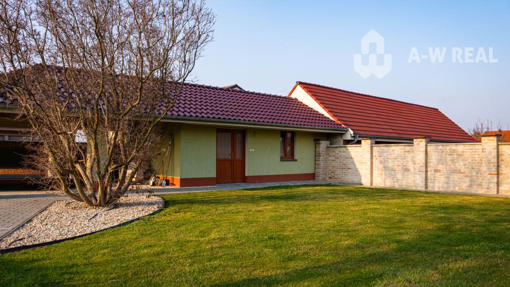 ☎️0917656551 📞Výnimočný, veľkometrážny  7-i rodinný dom s nádherným veľkorysým pozemkom + vedľajšie budovy: ZÁHRADNÝ DOM, DVOJGARÁŽ, ALTÁNOK s pivnicou a vŕtanou studňou v obci Dolný Bar
