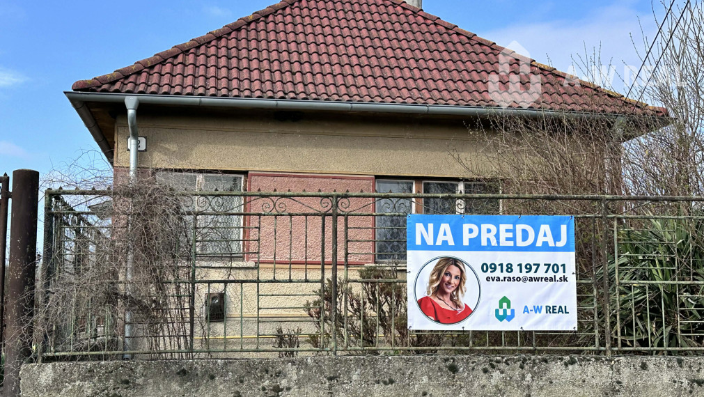 ☎️ 0918197701- Na predaj starší rodinný dom vhodný na kompletnú prestavbu s  veľkým pozemkom s platnou UPI  v obci Dunajský Klátov (Povolený je iba samostatne stojaci rodinný dom s jedným bytom )- s novými vizualizáciami