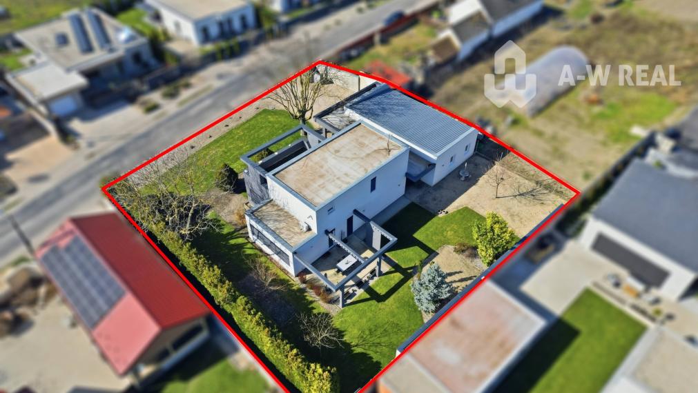 Luxusný rodinný dom zo samostatnou bytovou jednotkou vhodný aj ako dvojgeneračný.