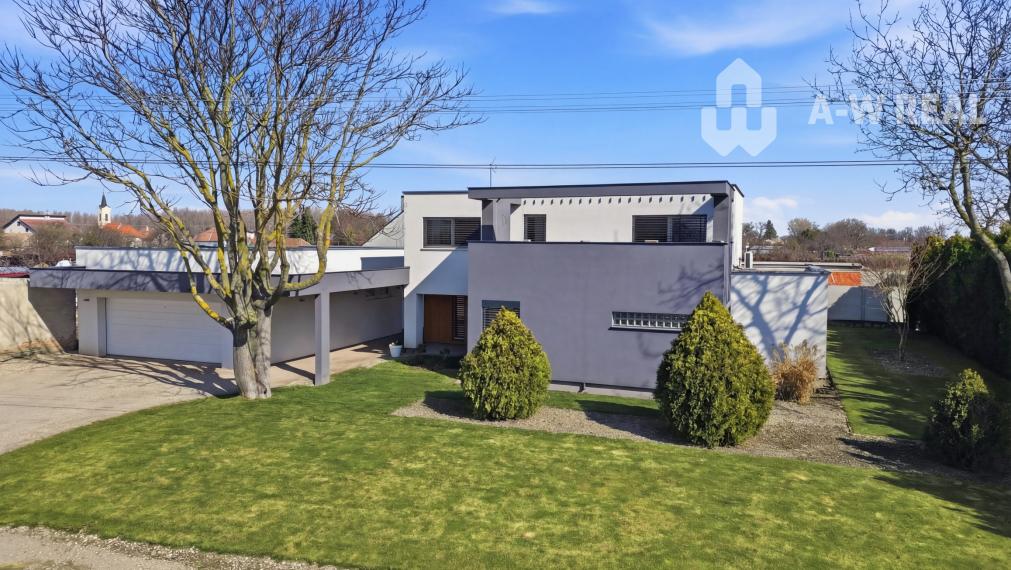 Luxusný rodinný dom zo samostatnou bytovou jednotkou vhodný aj ako dvojgeneračný.