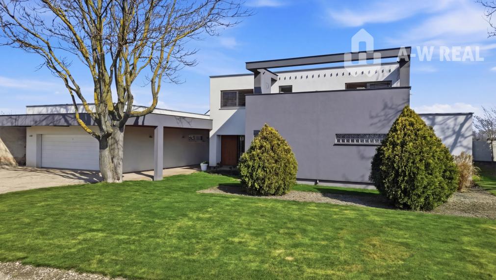 Luxusný rodinný dom zo samostatnou bytovou jednotkou vhodný aj ako dvojgeneračný.