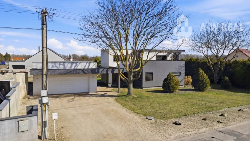 Luxusný rodinný dom zo samostatnou bytovou jednotkou vhodný aj ako dvojgeneračný.