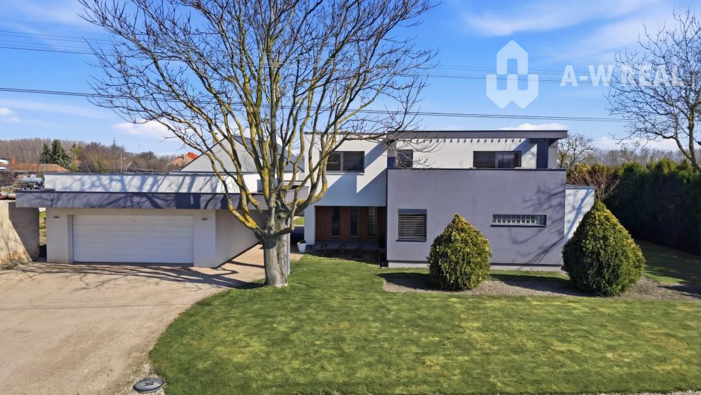 Luxusný rodinný dom zo samostatnou bytovou jednotkou vhodný aj ako dvojgeneračný.