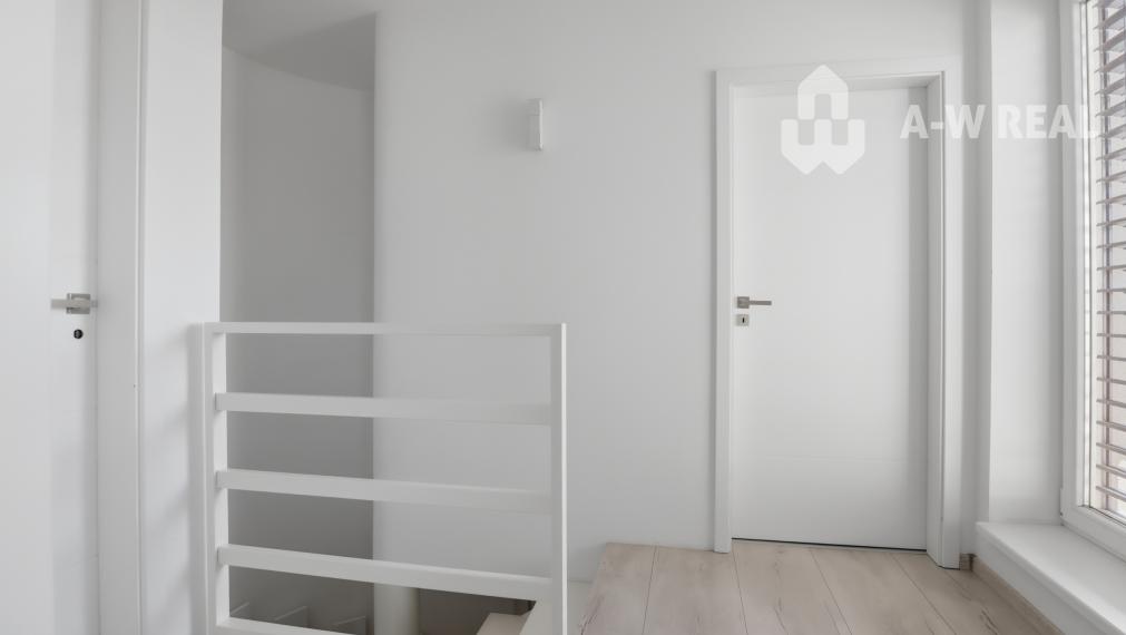 Luxusný rodinný dom zo samostatnou bytovou jednotkou vhodný aj ako dvojgeneračný.