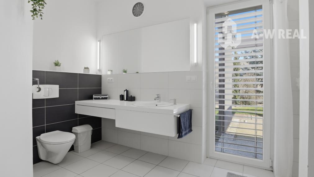 Luxusný rodinný dom zo samostatnou bytovou jednotkou vhodný aj ako dvojgeneračný.