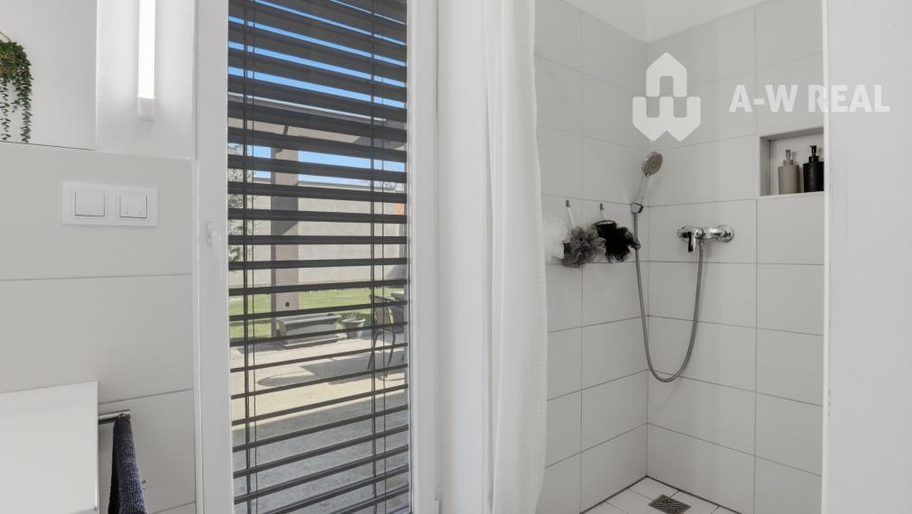 Luxusný rodinný dom zo samostatnou bytovou jednotkou vhodný aj ako dvojgeneračný.